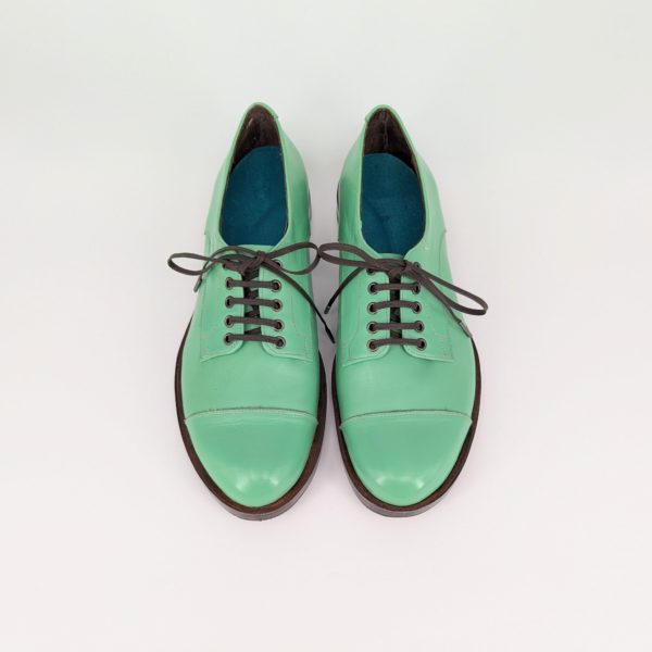 シューマスターコースの生徒さんが製作したダービーシューズの上からの写真