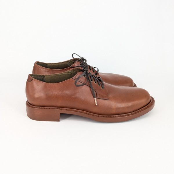 手作り革靴の基本を学べるダービーシューズの右側面写真