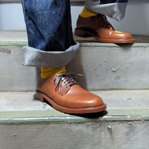 手縫いのウェルト製法で仕上げた手作り革靴の着用右側面