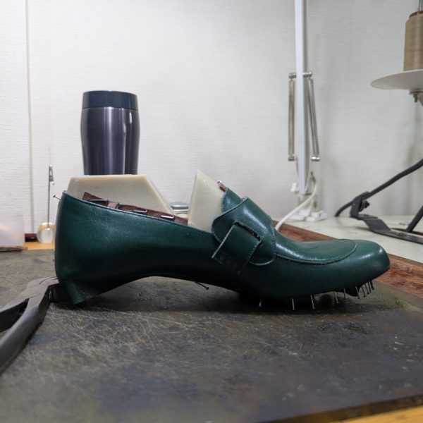 製作中のローファー写真