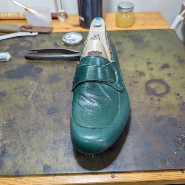 仮アッパーを見てラインの修正などを行います