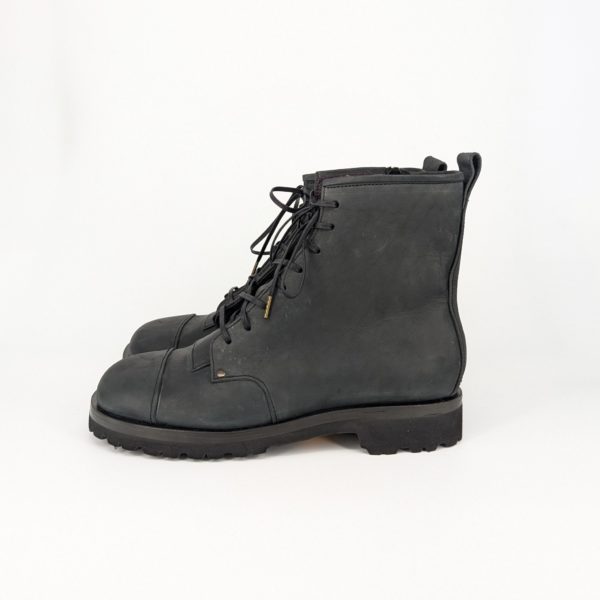 スポンジソールで軽量化したミドル丈ブーツの左側面