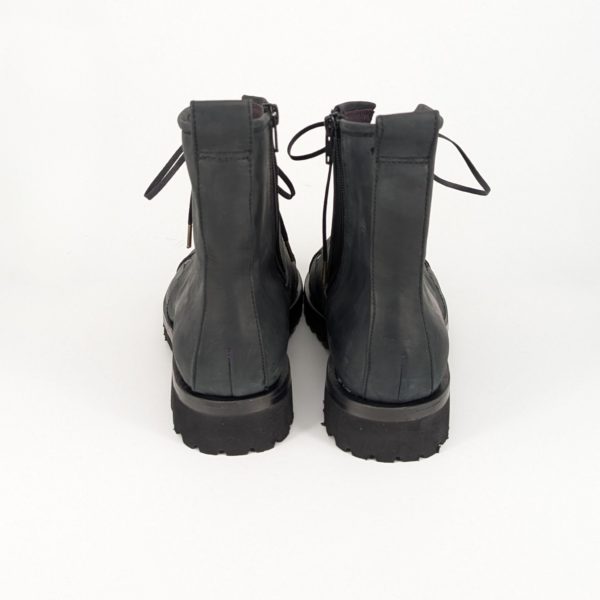 縫い目を減らしてスッキリ仕上げたブーツの踵のディテール