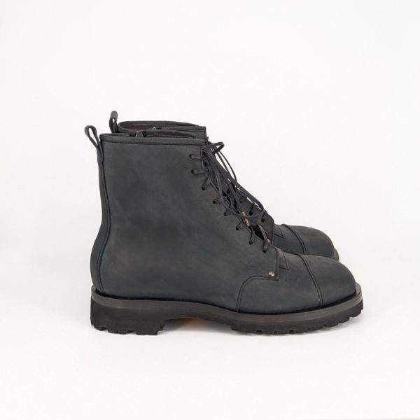 大人の靴作りで叶えた、凛とした表情のブーツ正面。