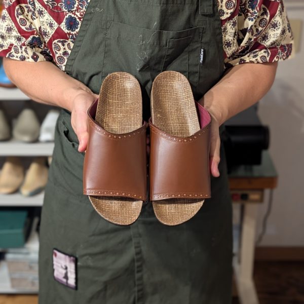 自分の足に合わせて引いた型紙と、厳選した素材で作り上げた「想い」が詰まった世界に一つだけのサンダルです。