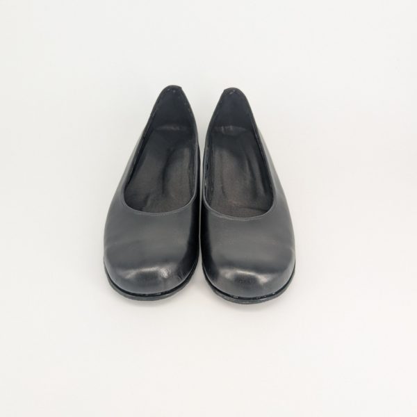 理想のパンプスとして制作された黒のボックスカーフパンプス正面