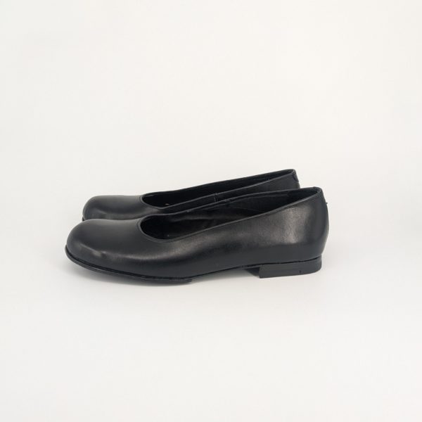 レザーソールとハーフラバーで仕上げたパンプスの左側面