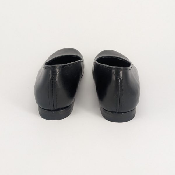 踵の抜けを防止する設計を取り入れた手作りパンプスの踵