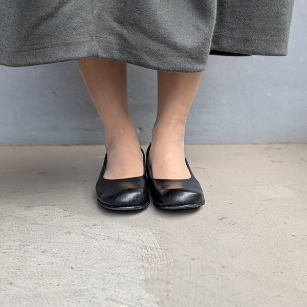 初めての靴作りで完成したパンプスを履いた正面写真