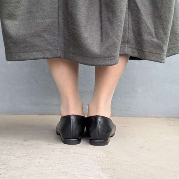 踵がしっかりついてくる自分専用木型のパンプス着用後ろ姿