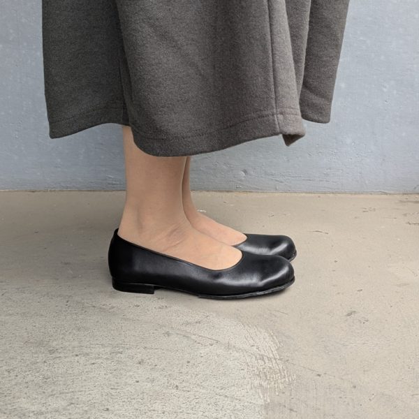 冠婚葬祭にも使える黒のシンプルパンプスの着用右側面