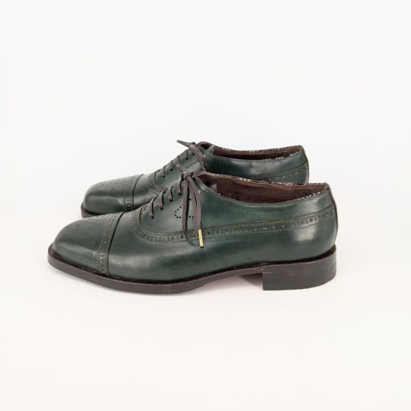 丁寧なミシン掛けで仕上げたフォーマルな手作り靴の左側面