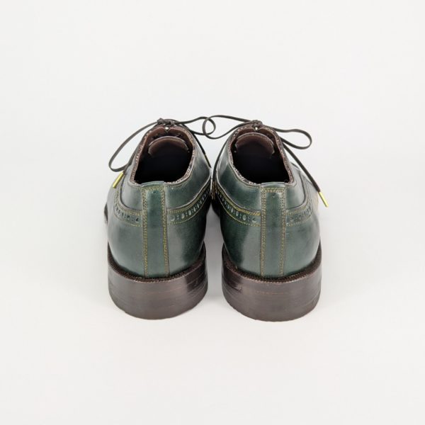 端の処理まで美しく仕上げたオックスフォードシューズの踵部分