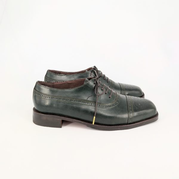 チェック柄の縁取りがアクセントの本格的な革靴の右側面