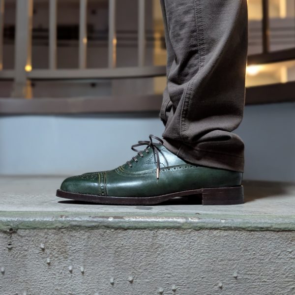 自分の足に合わせて丁寧に仕立てた革靴の着用左側面