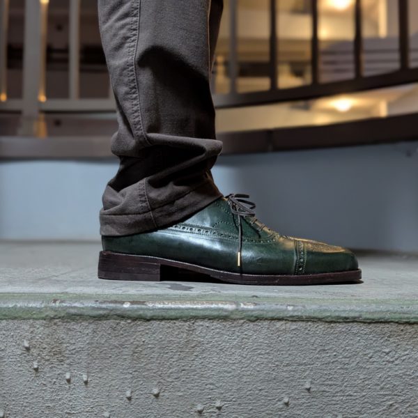 上品なオックスフォードシューズの着用右側面