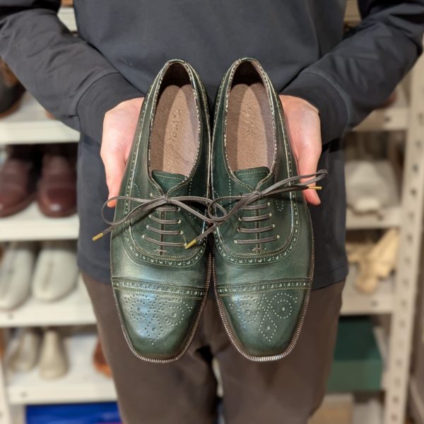 Sさんの2足目の完成した靴を手にした正面の写真