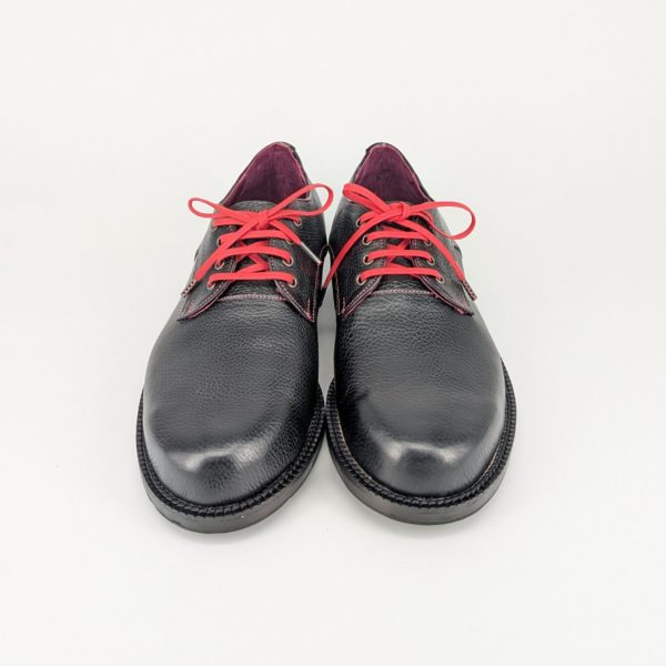 自分に合う靴として制作された黒地にピンクステッチのダービーシューズ正面