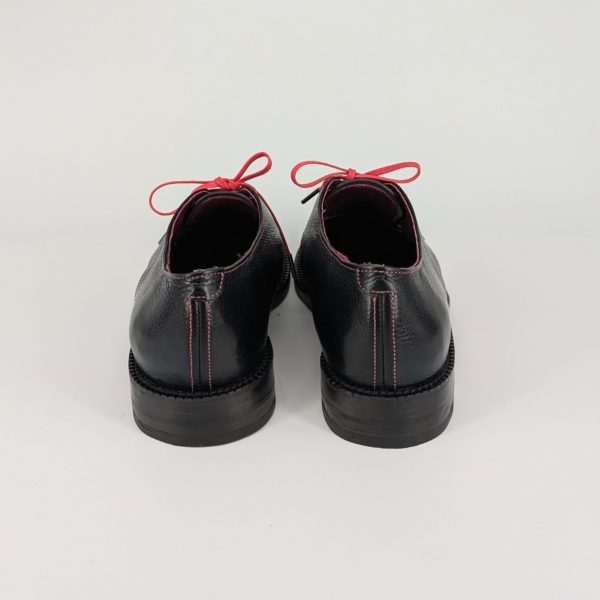 完成した手作り靴の踵部の写真