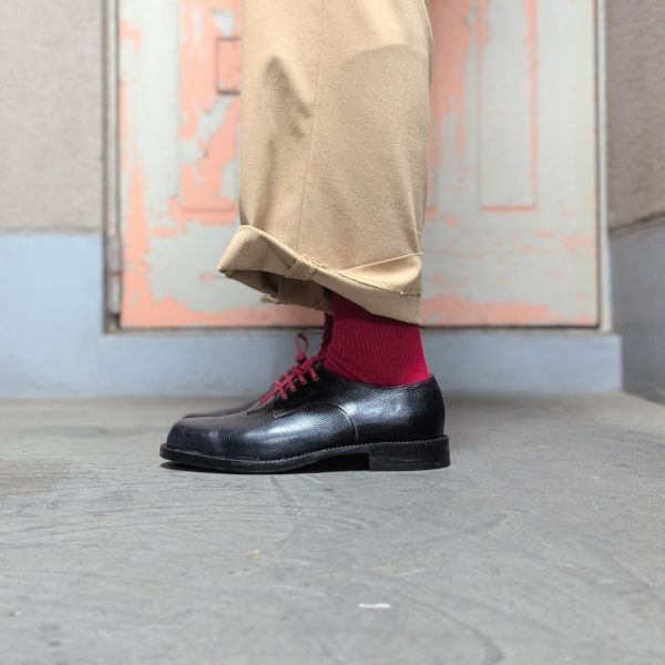 紫の裏地とオリジナルの金具が光る手作り革靴の左側面