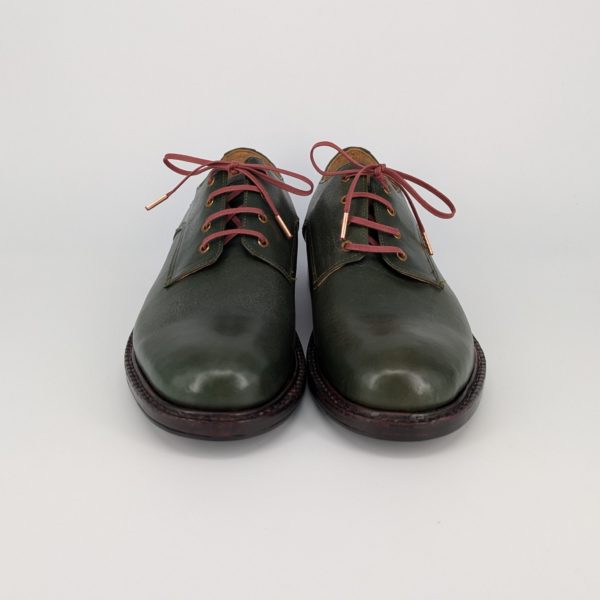 深緑のベジタブルタンニンレザーを使用した手縫い靴の正面カット