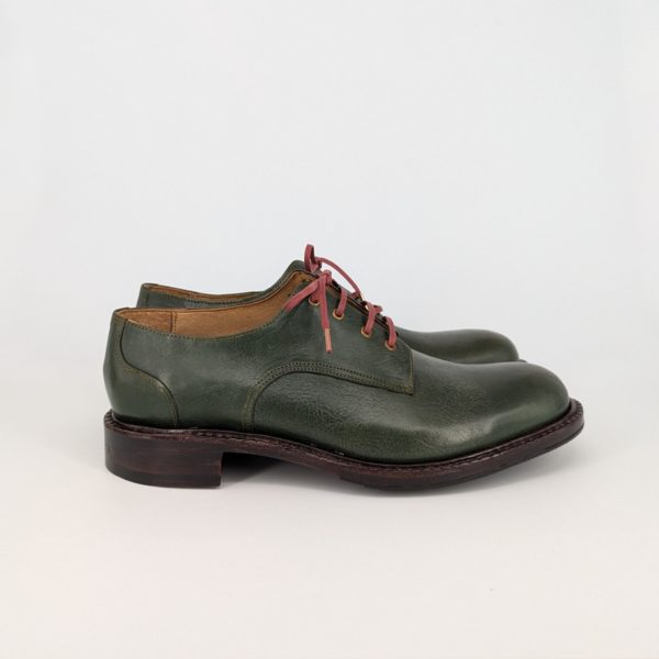 ハンドソーンウェルテッド製法で丁寧に手縫いされた革靴の右側面