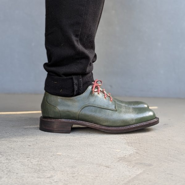 完成した靴を履いた右サイドの写真