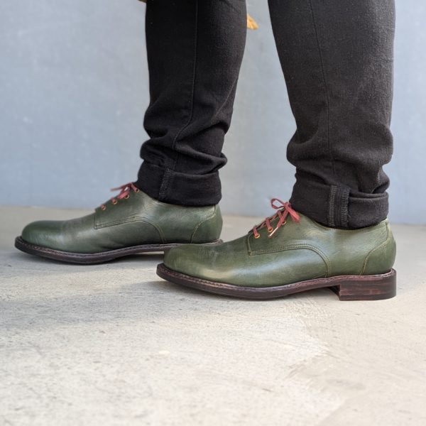 完成した靴を履いた左サイドの写真