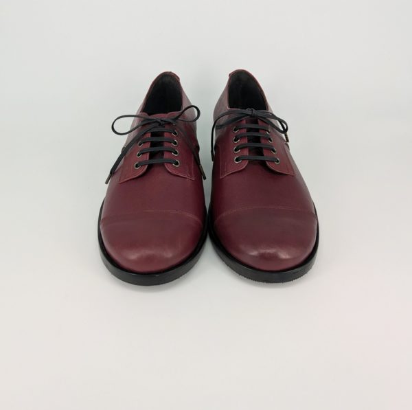 パンプスのような細身シルエットのダービーシューズ正面カット