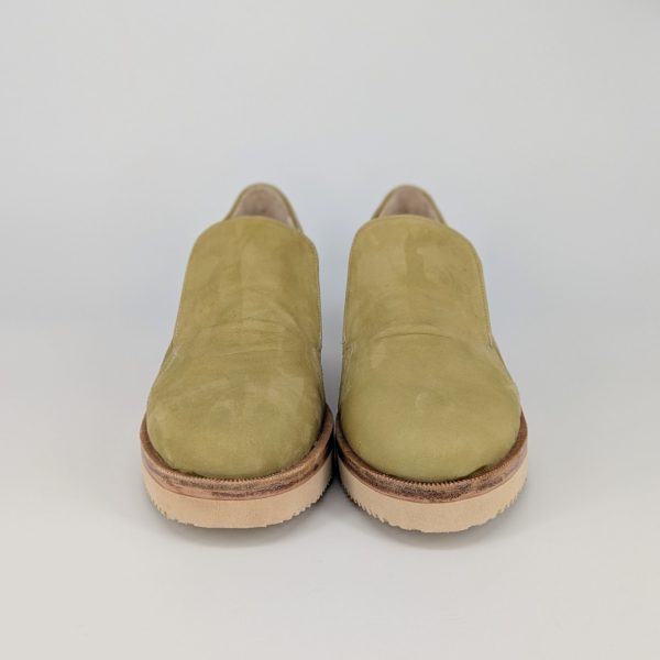 甲にゴムがあるスリッポンタイプのシンプルな手作り靴正面