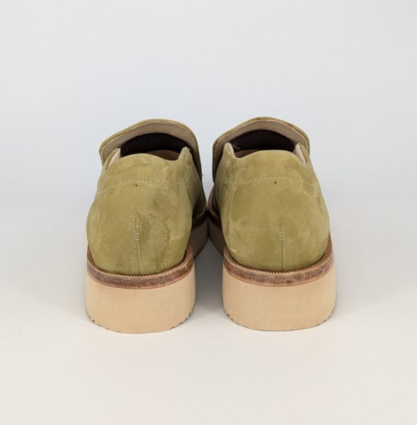 踵芯の位置を調整してホールド感を高めた手作り靴の後ろ姿