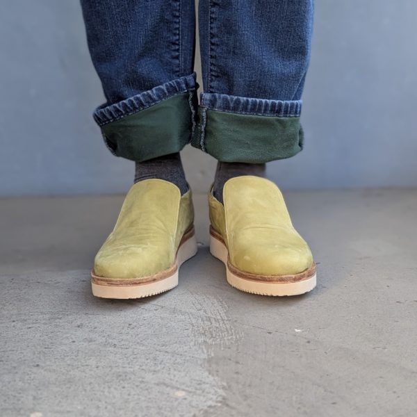 自分の足に合わせて調整した手作りシューズを履いた正面写真