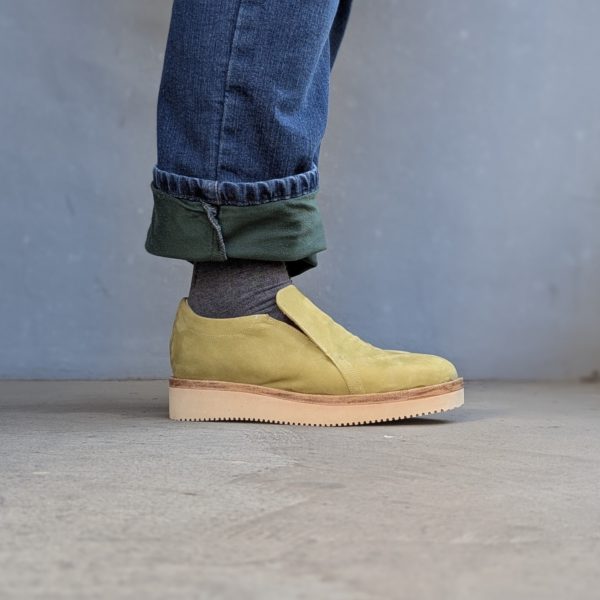 自宅の革コレクションで制作したスリッポンの着用右側面