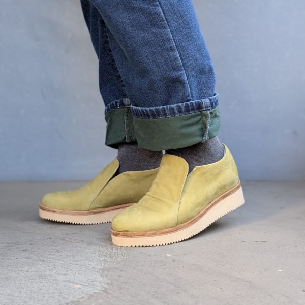 履き口にスポンジを入れ、履きやすさを追求した革靴の左側面