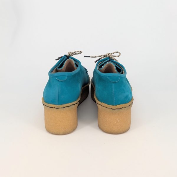 踵まで滑らかに仕上げられた本格的な手作りチロリアンシューズ