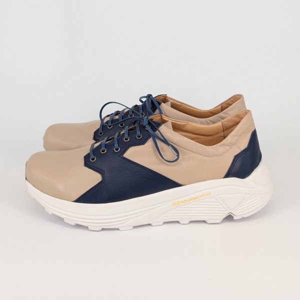 柔らかいゴートの革を丁寧に釣り込んだ手作りスニーカーの左側面