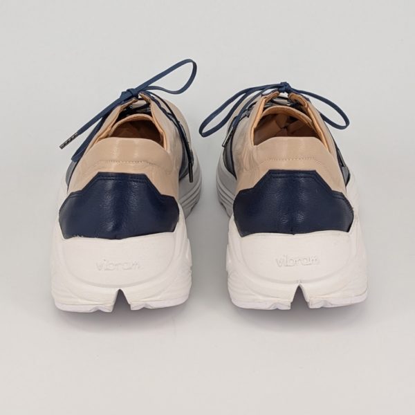 スニーカー木型の形を活かして美しく仕上げた踵部分