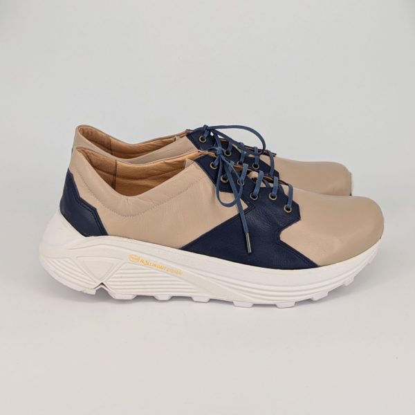 市販のソールを活かしたスポーティーな手作り靴の右側面