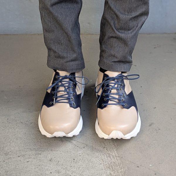 自分の足に合わせて制作したオリジナルスニーカーの着用正面