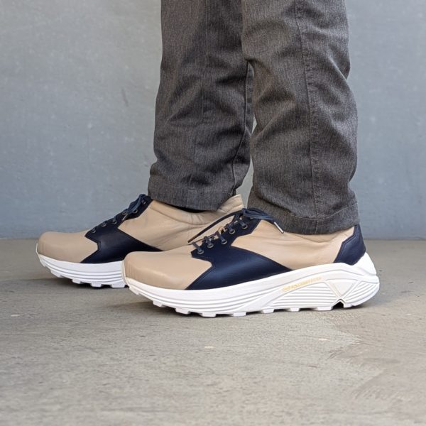 着用左側 柔らかいゴートレザーが足に馴染むスニーカーの着用左側面