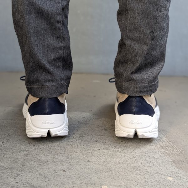 ベテランの技術が光る手作りスニーカーの着用後ろ姿