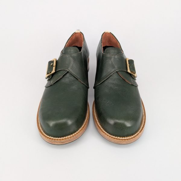 大きな金具がアクセントのグリーンレザー製モンクストラップシューズ