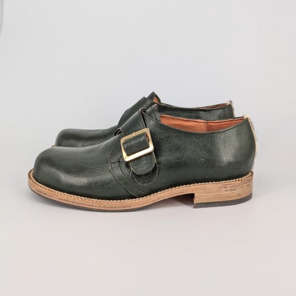 仮靴でミシン位置を調整し丁寧に仕立てた手作り靴の左側面