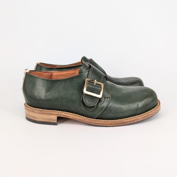 高級イタリアンレザーを使用した手作りシングルモンクシューズの右側