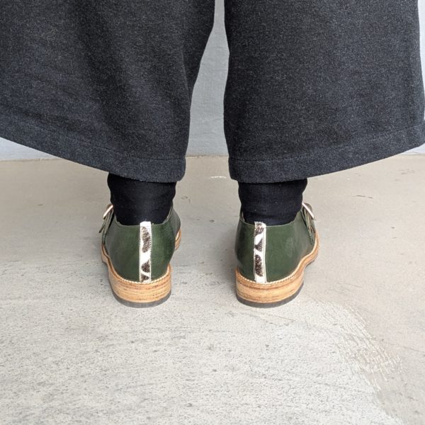 牛柄の革をワンポイントにあしらった手作り靴の踵デザイン