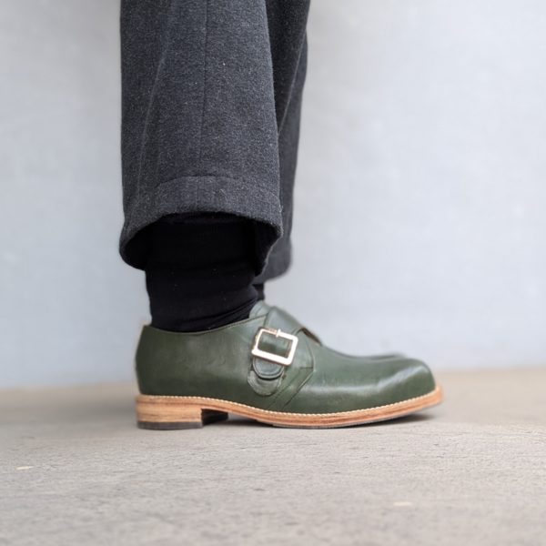 遊び心溢れるシルエットのモンクストラップシューズ