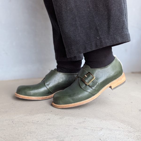 足元を美しく見せる細身のシルエットが魅力の着用左側面