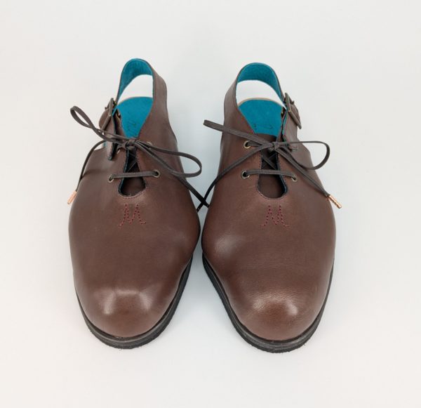 外反母趾対応サンダル 正面 イニシャルM刺繍入りブラウンレザー