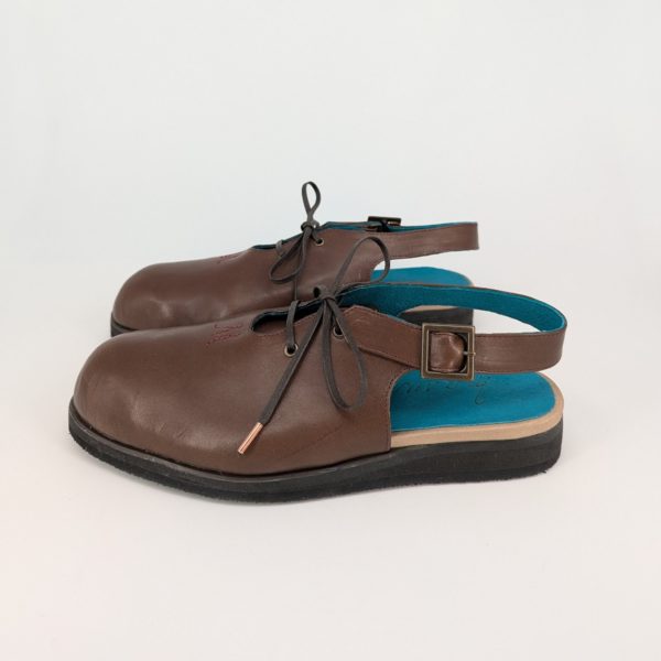 手作りサンダル 左側面 ターコイズブルーの内張りと紐調整機能