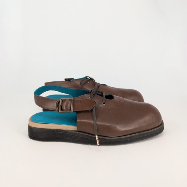 手作りサンダル 右側面 かかとバンドとアンティーク金具のディテール